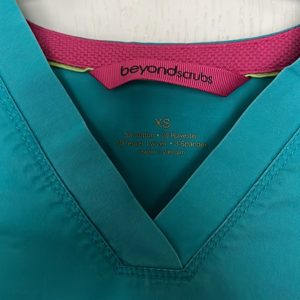 Scrub top - Picture 2 of 5